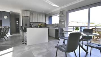Deluxe Penthouse, Bay View | In-room dining