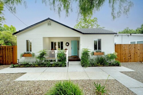 Retro Cottage, Hot Tub, Putting Green, walk to all