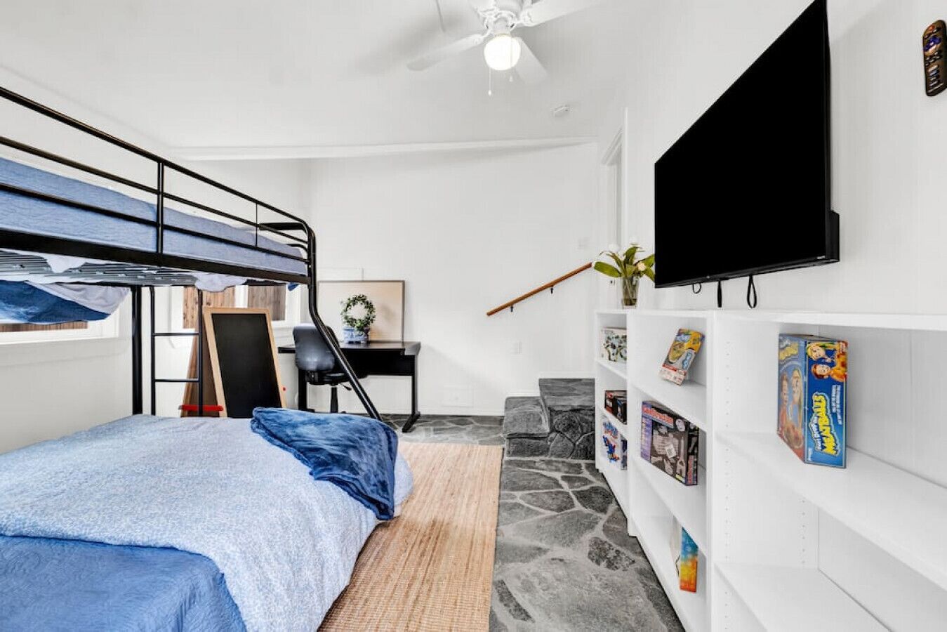 3 slaapkamers, een bureau, een strijkplank/strijkijzer, reisbedje