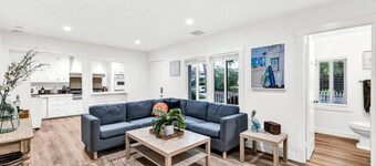 Retro Cottage, Hot Tub, Putting Green, walk to all