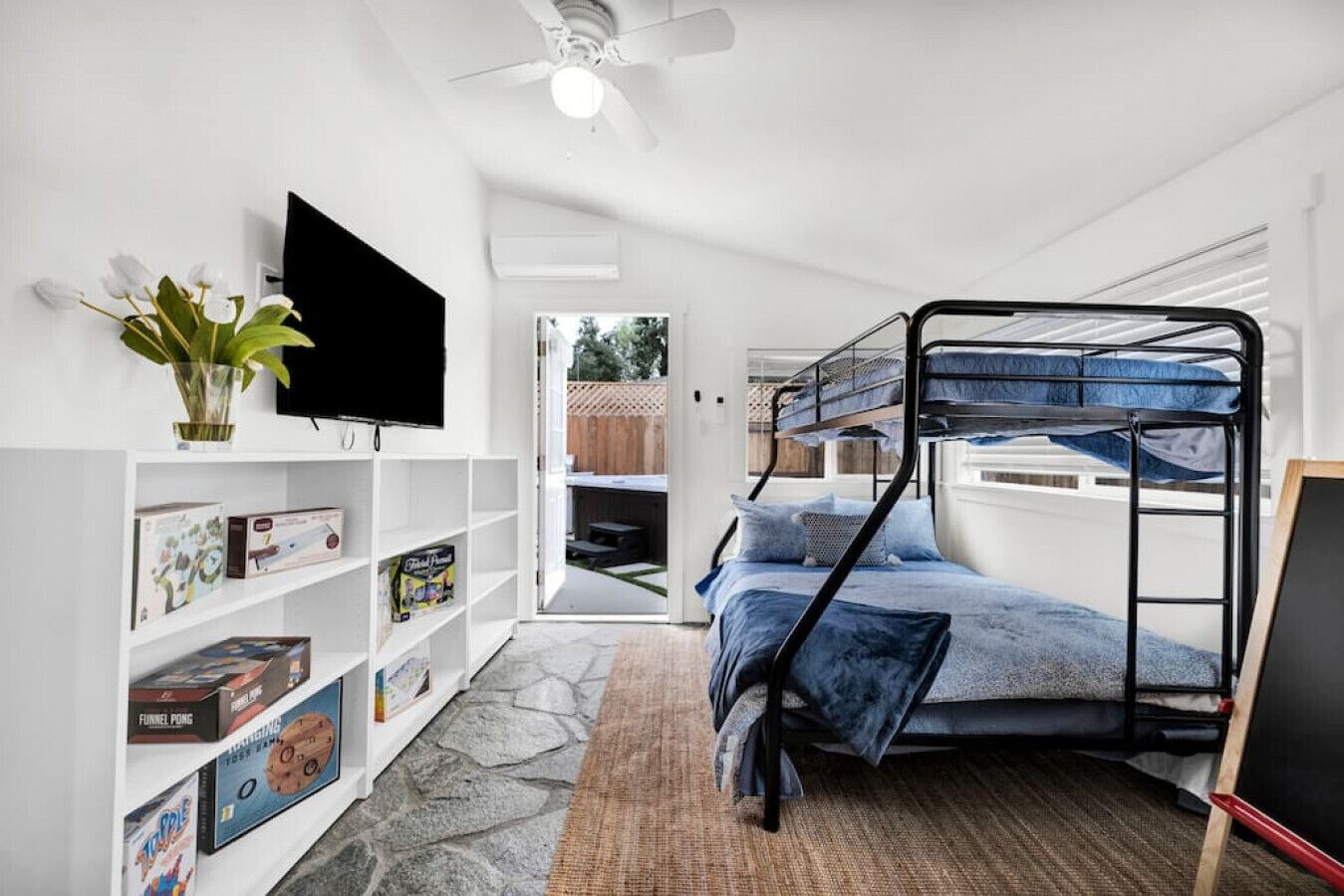 3 chambres, bureau, fer et planche à repasser, lit parapluie