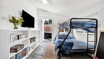 3 chambres, bureau, fer et planche Ă repasser, lit parapluie