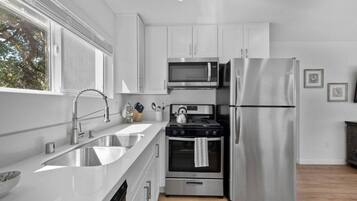 Refrigerador, microondas, horno, placa de cocina