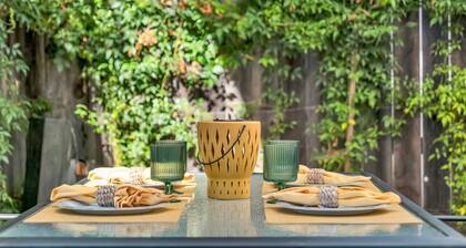 Modern Cottage, Jacuzzi, Bistro Patio, Walk to Everything!