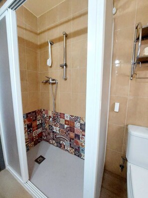 Douche, articles de toilette gratuits, sèche-cheveux