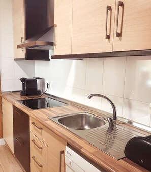 Réfrigérateur, micro-ondes, plaque de cuisson, lave-vaisselle