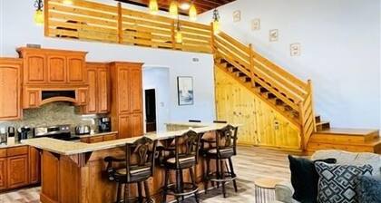Live Life Lavishly at Mildred's Manor 1. 2 Bdrm + Loft/3 bath. 5Beds/Sleeps 10.
