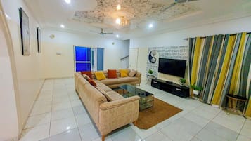 Apartment, 3 Bedrooms, Smoking, Balcony | Living room