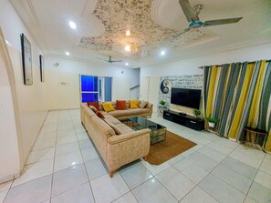 Apartment, 3 Bedrooms, Smoking, Balcony | Living room