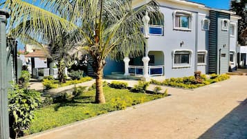 Apartment, 3 Bedrooms, Smoking, Balcony | Property entrance