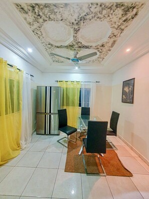 Appartement, 3 chambres, fumeurs, balcon | Restauration