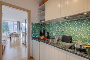 Réfrigérateur, micro-ondes, plaque de cuisson, cafetière/bouilloire