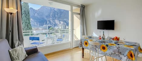 Family Studio, Mountain View, Lakeside (Il Piccolo Nido) | Living area | 21-inch flat-screen TV with cable channels