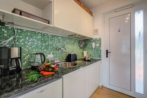 Réfrigérateur, micro-ondes, plaque de cuisson, cafetière/bouilloire