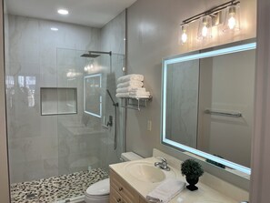 Douche, sèche-cheveux, serviettes fournies, savon