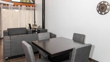 Casa, 2 quartos, sacada, vista para o jardim | Sala de jantar