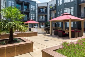 2 bedrooms - Vibrant 2-Story Apartment with Apple TV (Charlotte)