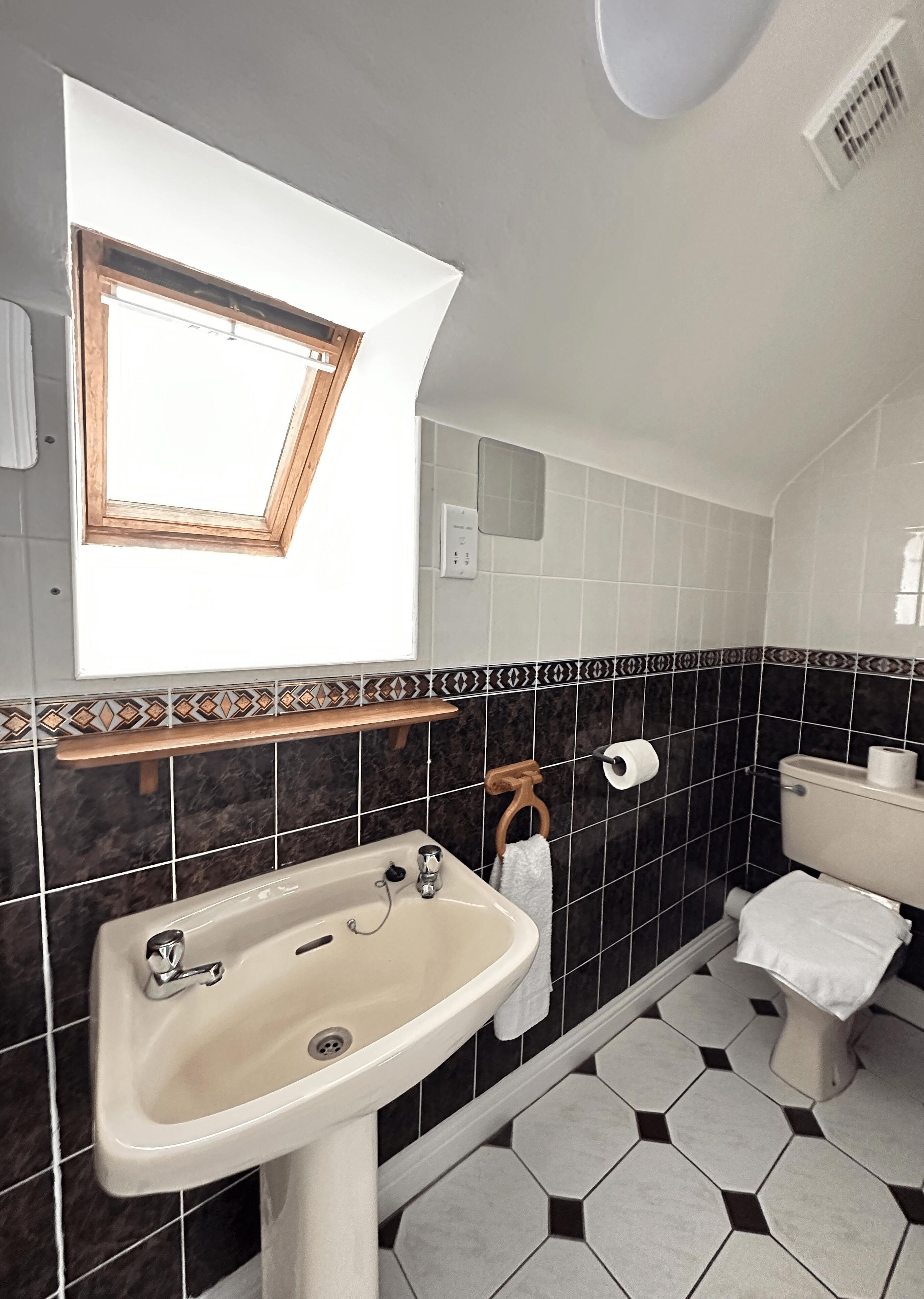 Een douche, een haardroger, handdoeken, zeep