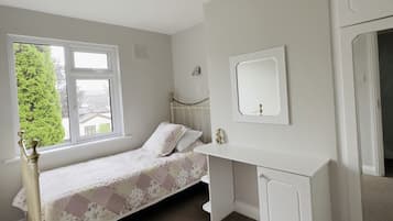 3 slaapkamers, een strijkplank/strijkijzer, gratis wifi, beddengoed