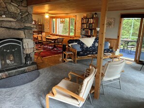 Smart TV, fireplace, books, stereo