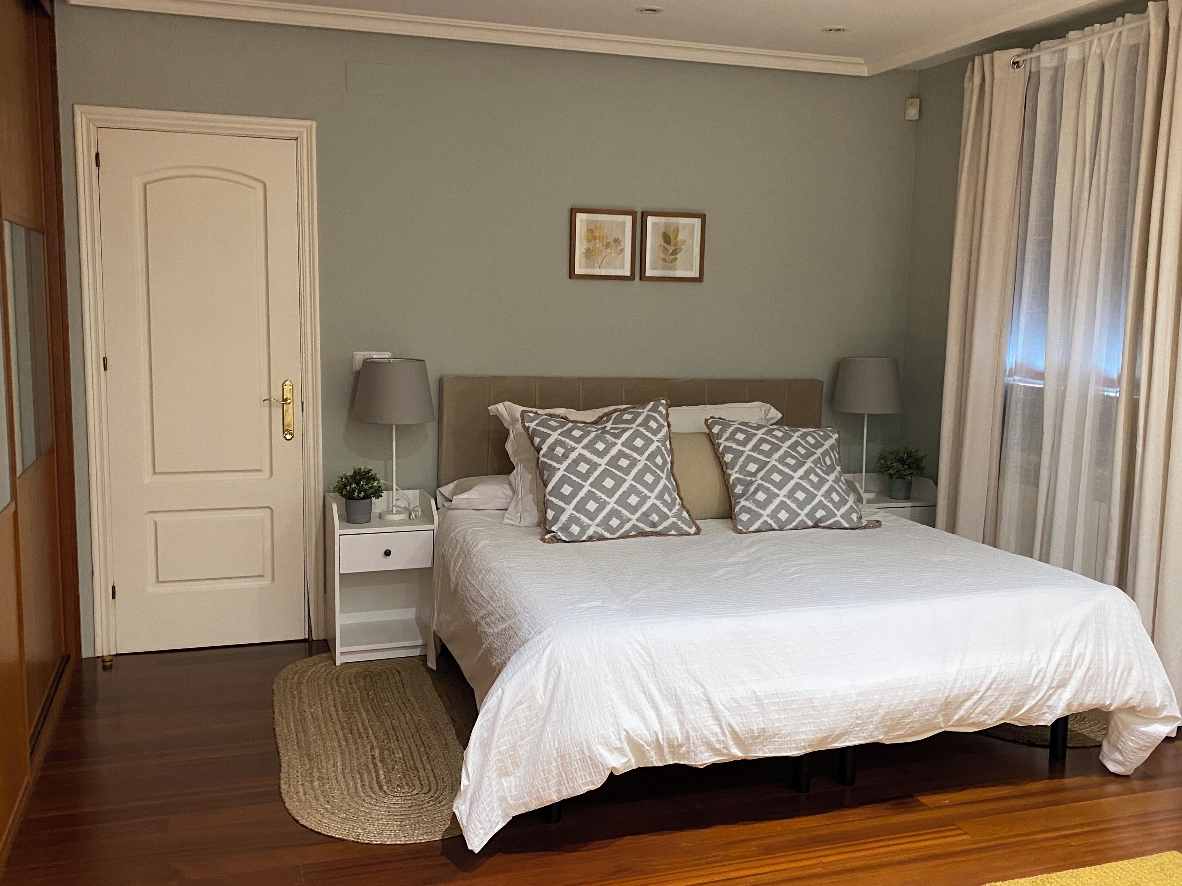 5 bedrooms, iron/ironing board, free WiFi, bed sheets