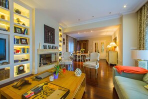 Smart TV, fireplace, stereo