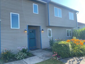 Exterior - Spacious beach house with front and back yards, short walk to Scarborough beach  (Narragansett)