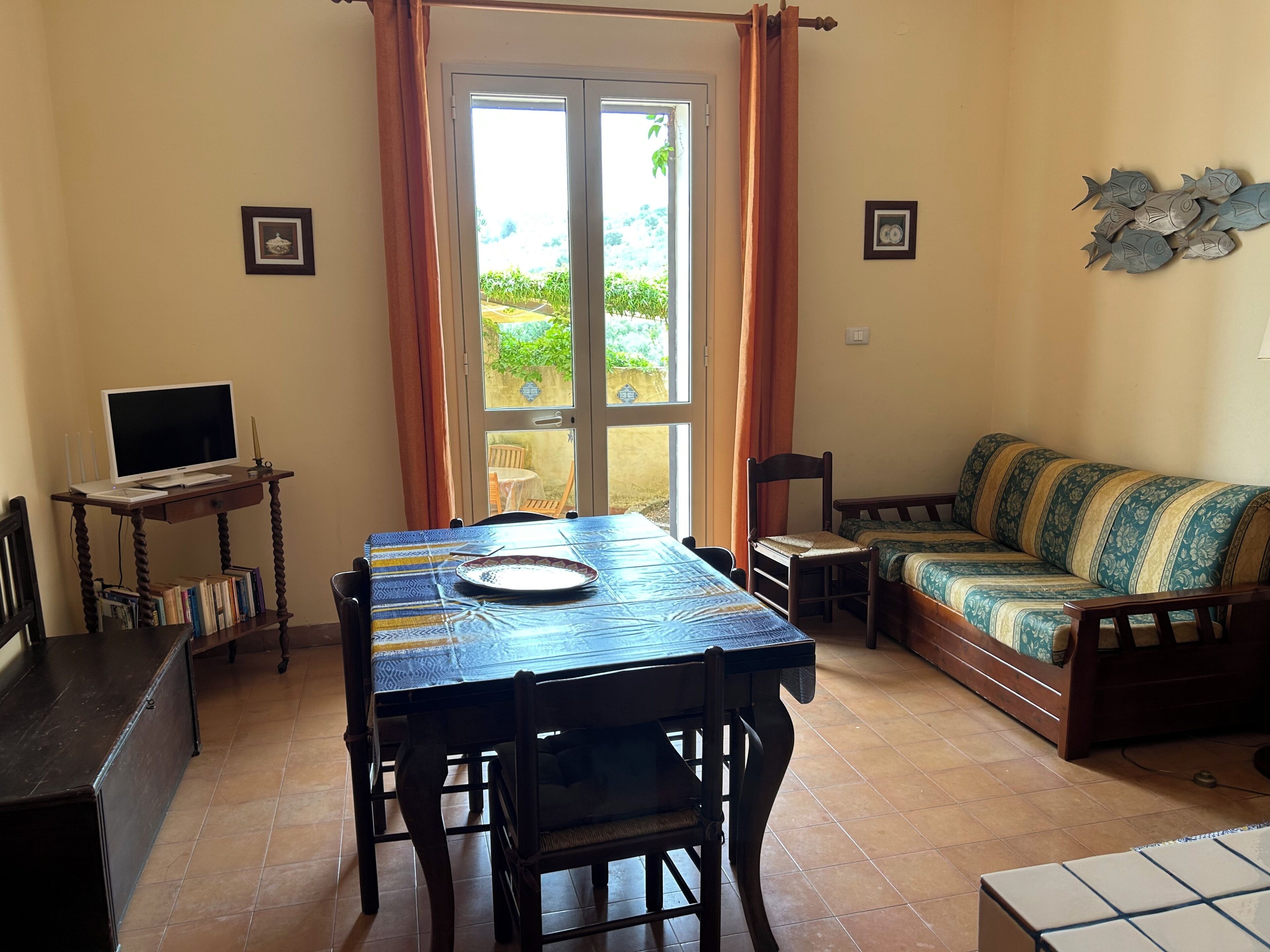 House, 3 Bedrooms, Patio, Garden View | Living room | Books