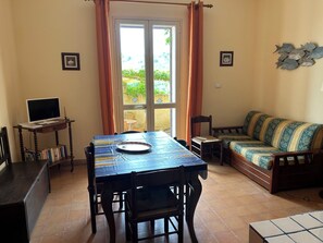Casa, 3 habitaciones, patio, vista al jardín | Sala de estar | Libros