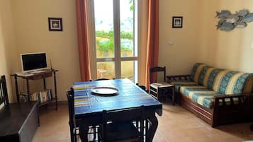 House, 3 Bedrooms, Patio, Garden View | Living room | Books