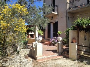 Casa, 3 habitaciones, patio, vista al jardín | Terraza o patio
