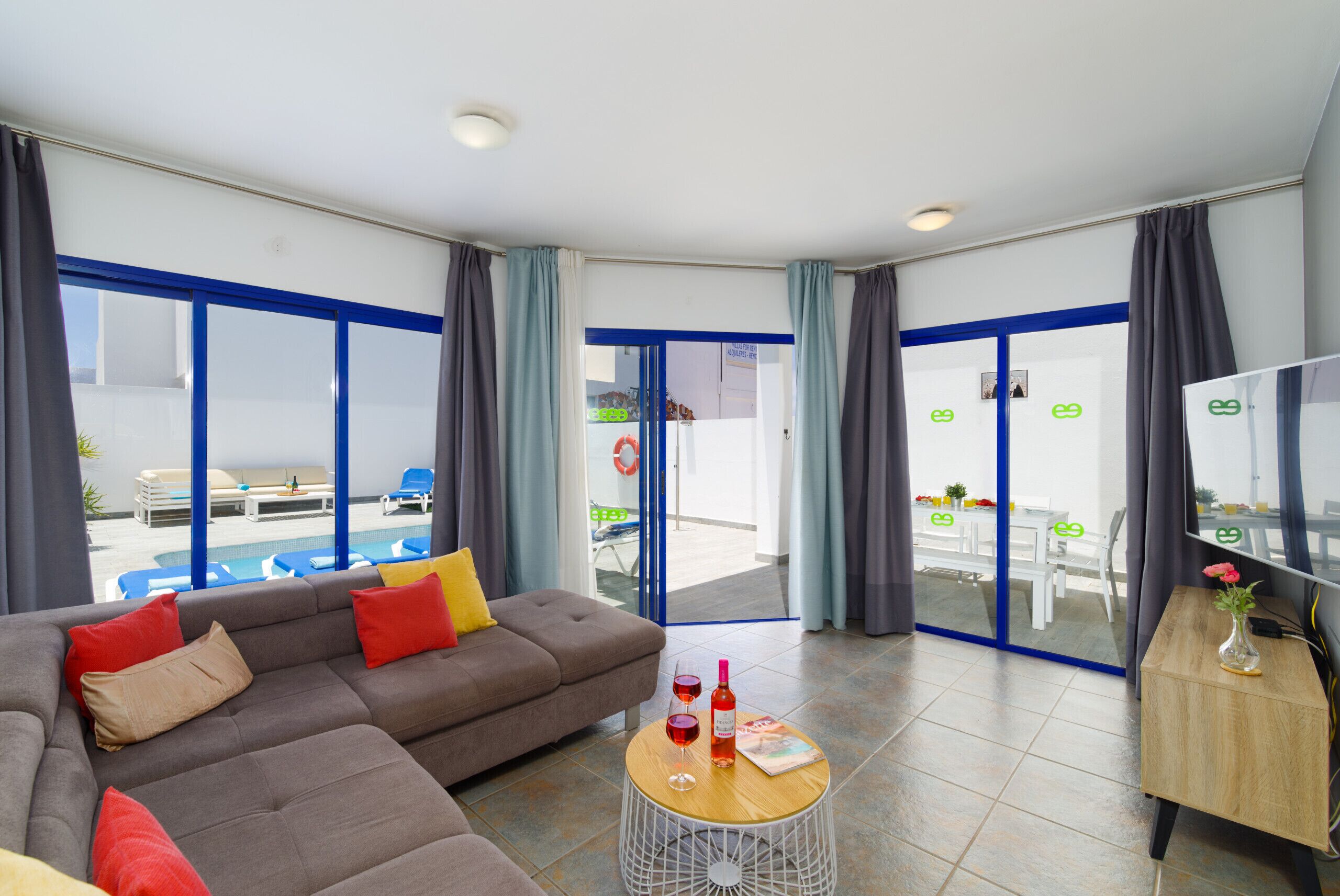 Een televisie en een dvd-speler