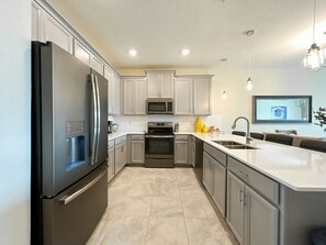 Fridge, microwave, oven, stovetop - Oasis Resort Villa + FREE Pet fee (Davenport)