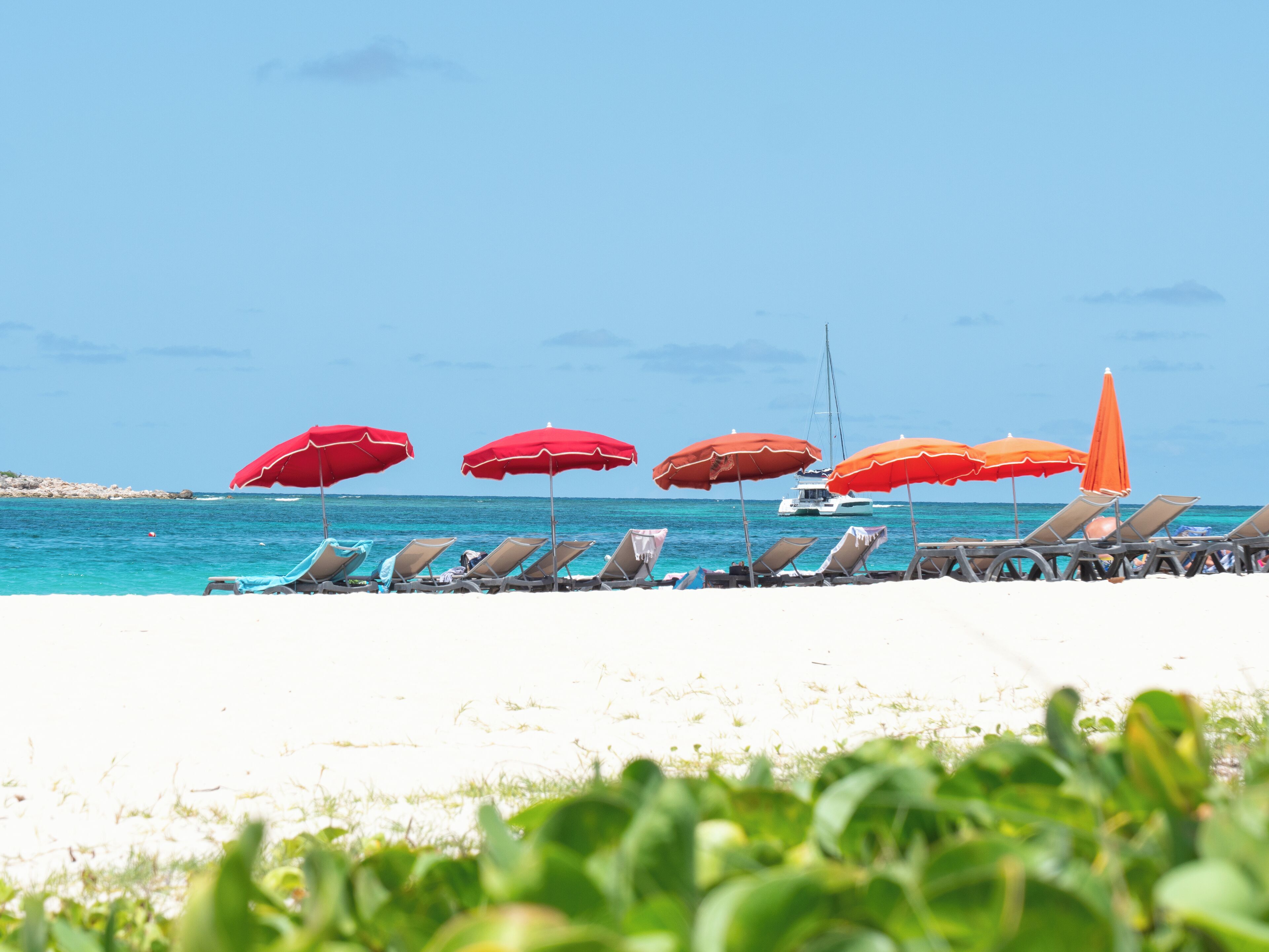 Plage, chaises longues, serviettes de plage