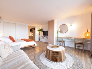 1 غرفة نوم وخزنة داخل الغرفة ومكتب ومكواة/لوح كي