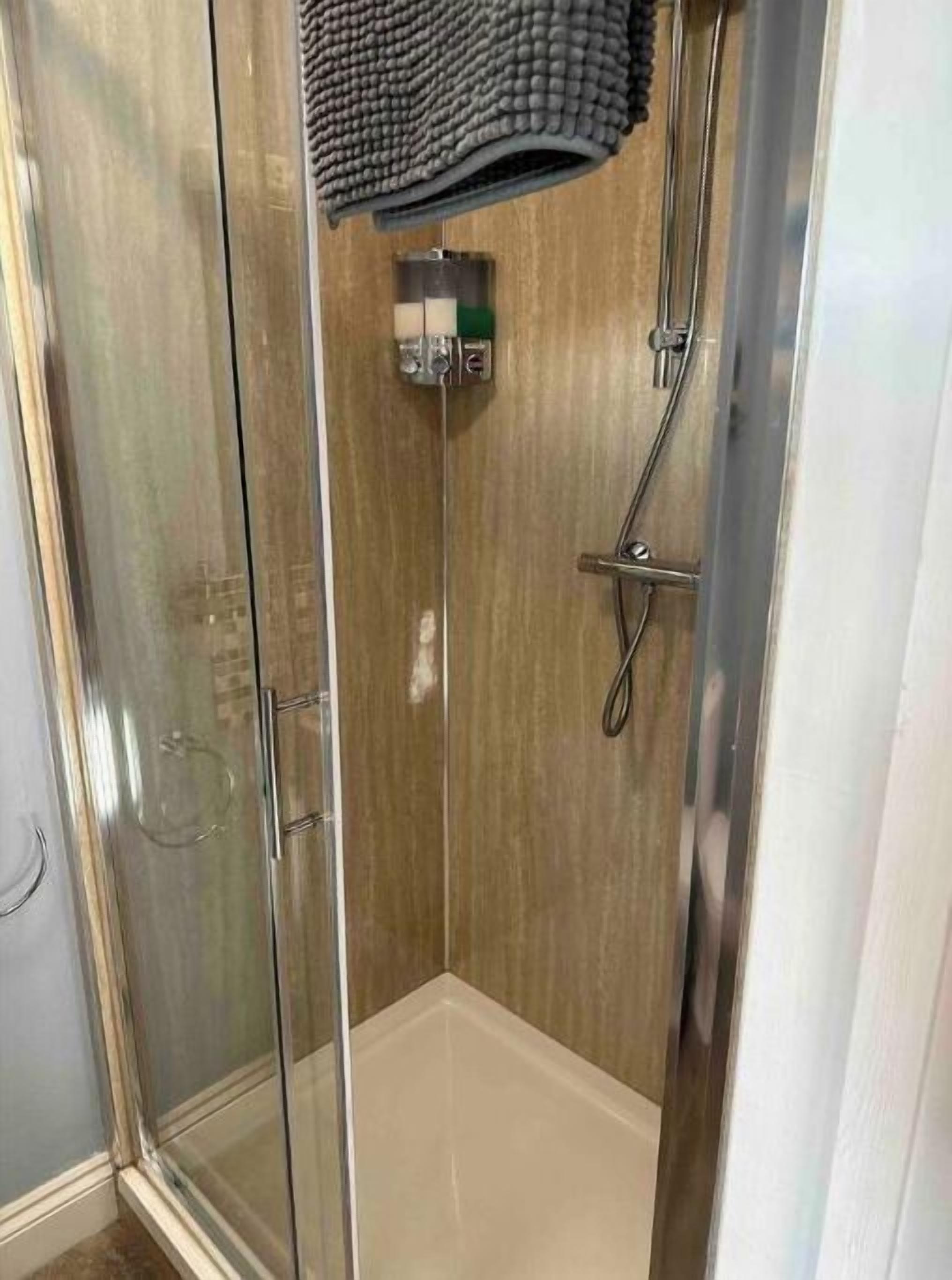 Doccia, asciugacapelli, asciugamani, sapone