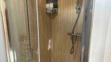 Doccia, asciugacapelli, asciugamani, sapone