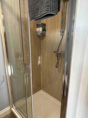 Shower, hair dryer, towels, soap - Mew Stone - A large double room with extensive views out to sea. (Millbrook)