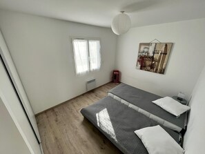 3 bedrooms, iron/ironing board, free WiFi, bed sheets