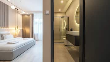 Minibar, free WiFi, bed sheets