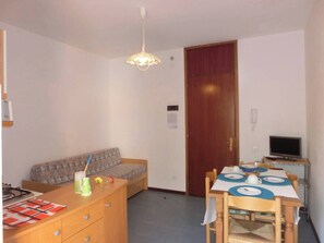 Appartamento, 1 camera da letto, balcone, vista città | Sala da pranzo