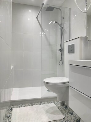 Shower, hair dryer, towels, soap - Cocon Cosy Flat - Hyper-centre Senlis (Senlis)