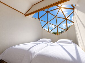 A bedroom with a skylight, a bed with white bedding, and a view of the sky. - HOLE37 (Tsukuba)