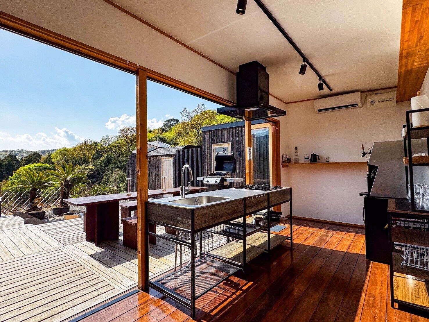Full-size fridge, microwave, oven, stovetop