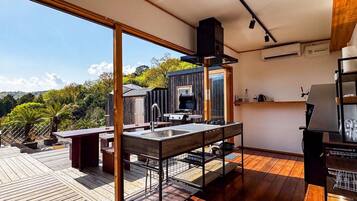 Full-size fridge, microwave, oven, stovetop