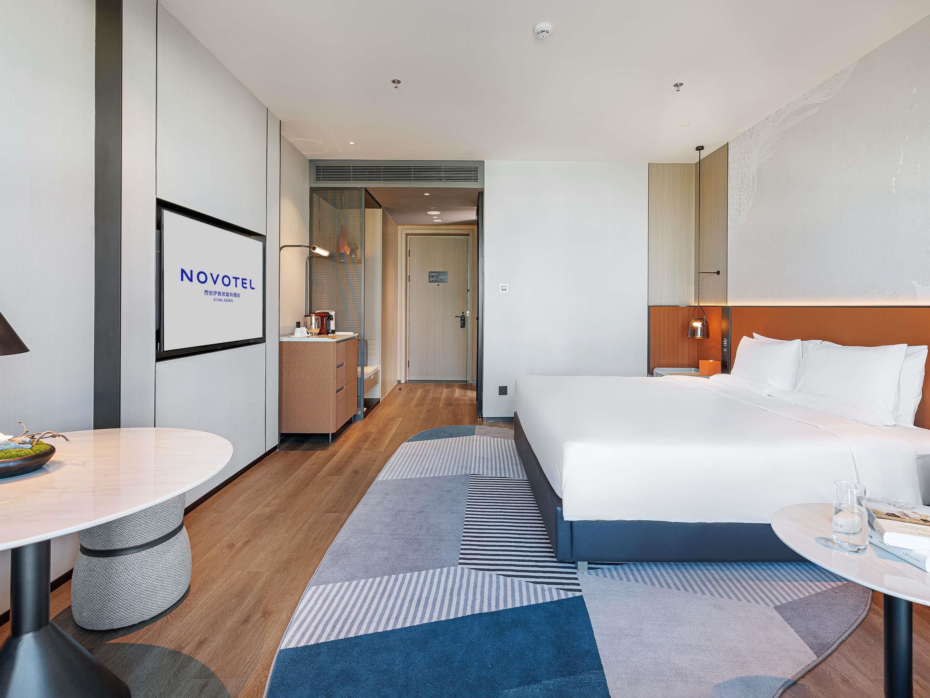 行政客房, 1 张特大床, 可进入俱乐部酒廊 | 客房内保险箱、办公桌、笔记本电脑工作区、遮光窗帘