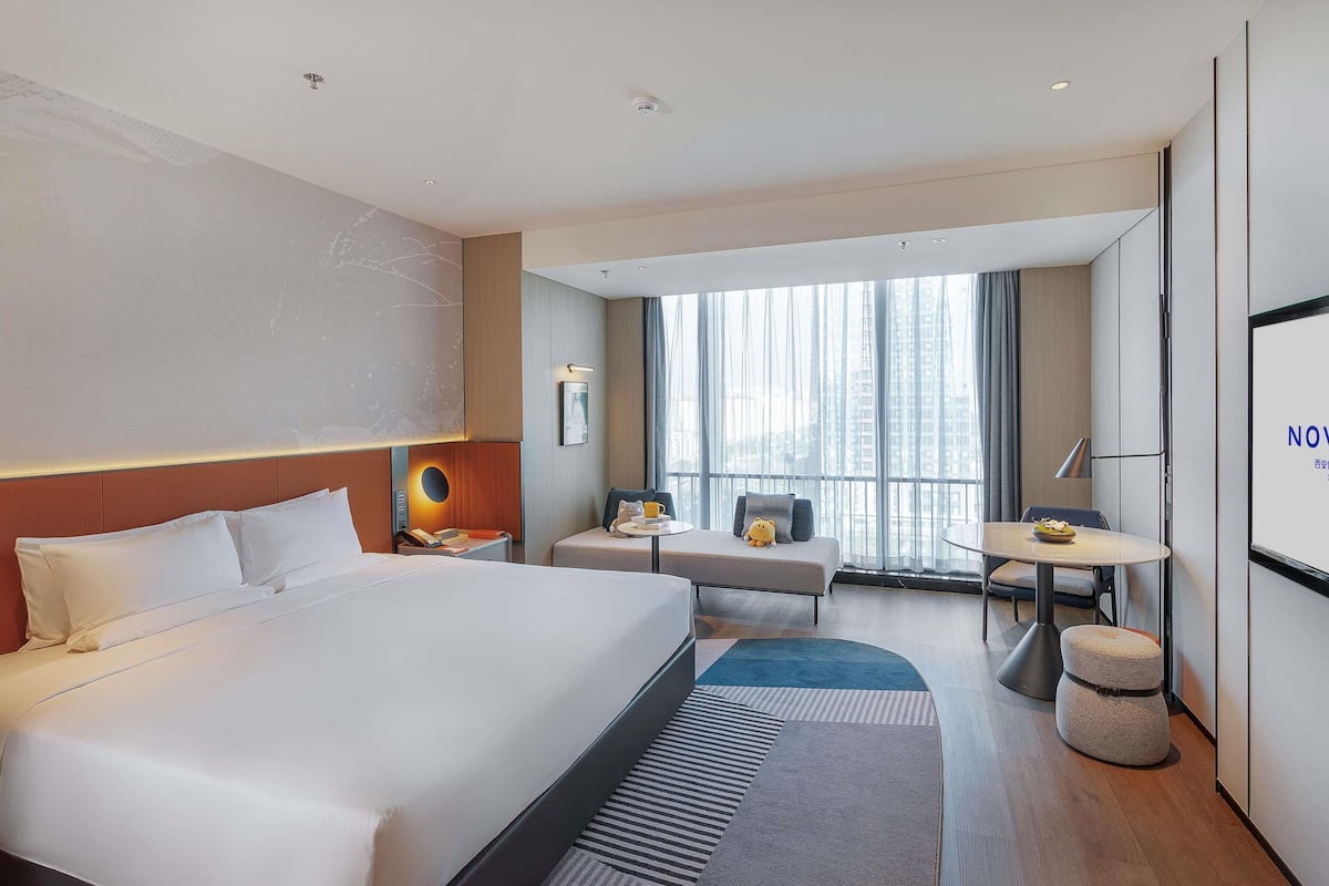 Phòng Deluxe, 1 giường cỡ king | Két bảo mật tại phòng, bàn, khu vực làm việc phù hợp cho laptop