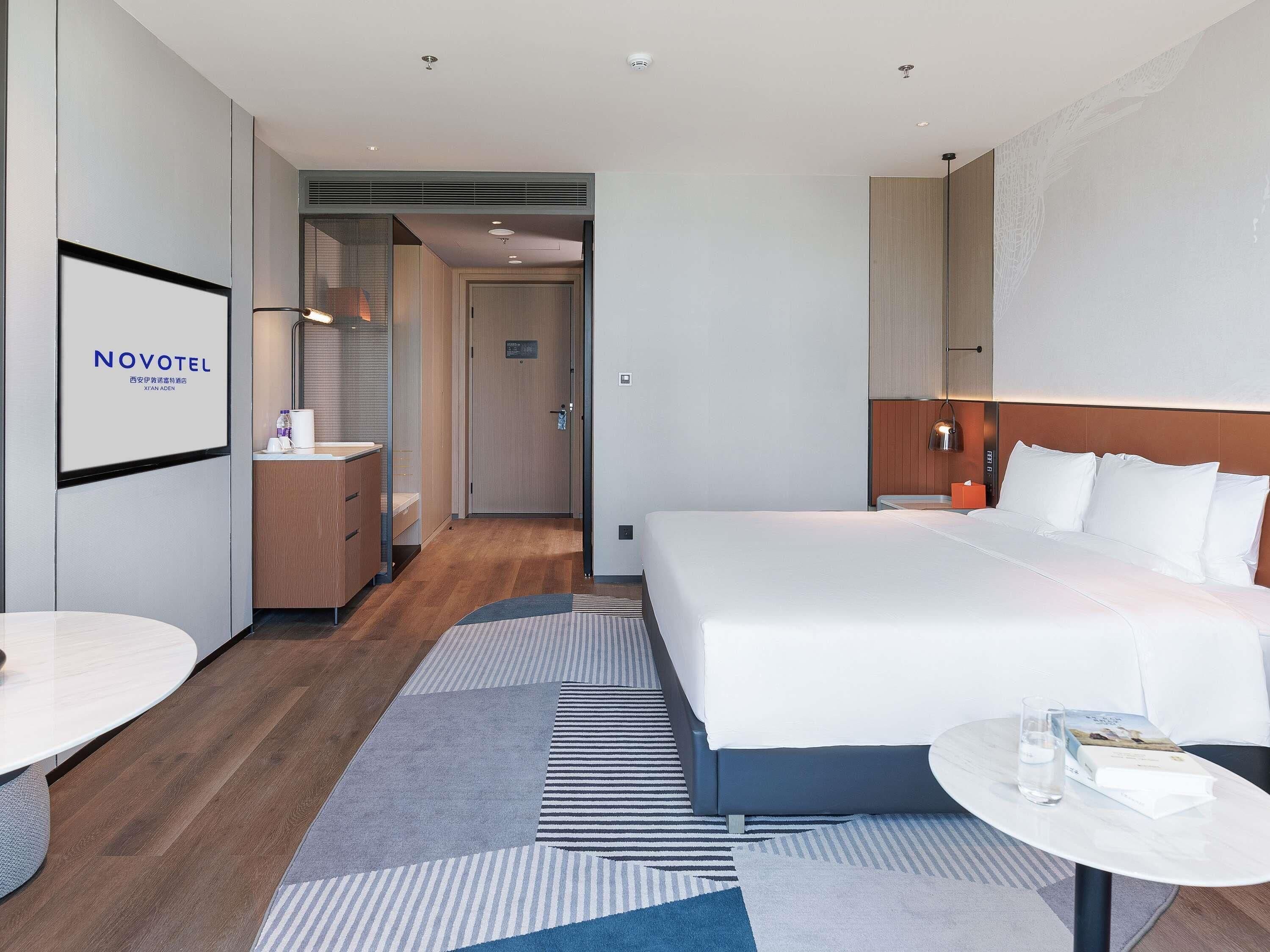 客房内保险箱、办公桌、笔记本电脑工作区、遮光窗帘