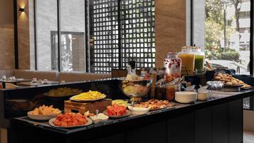 Se sirven desayunos, comidas, cenas y cocina mexicana