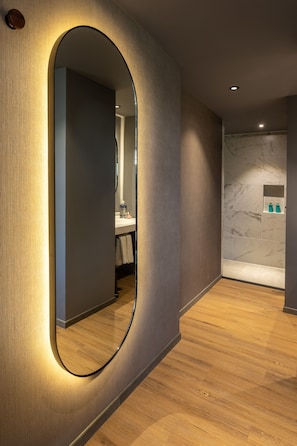 Quarto executivo, 2 camas de casal | Banheiro | Chuveiro, chuveiro com efeito de chuva, produtos de toalete grátis